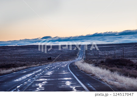アメリカ　アリゾナ州　夜明け前、国道389号線、雲よりも高い標高を走行中。 124517047