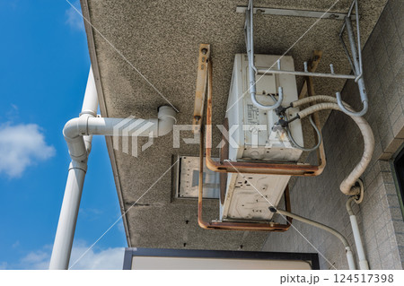 マンションのベランダ 老朽化した室外機 マンションのベランダ 老朽化した室外機 124517398