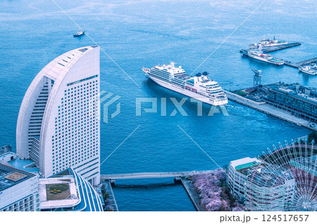 日本の横浜都市景観初入港した新港ふ頭のシーボーン・クエストが夕方出港…＝30日 124517657