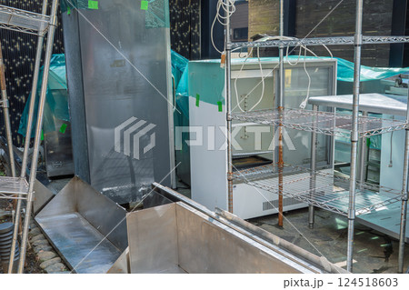 飲食店の古い厨房機器の搬出作業 124518603