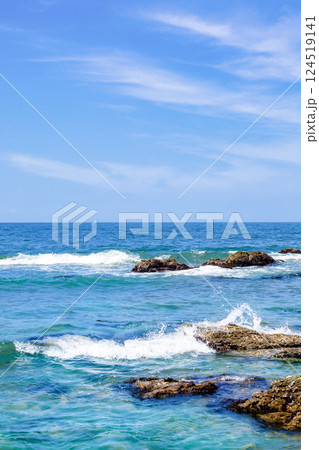 海岸　磯　波しぶき 124519141