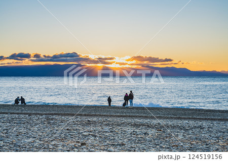 静岡市にある三保松原から見る日の出と海岸の風景(静岡県) 124519156
