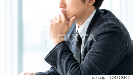 真剣な表情で考える男性ビジネスマン 124519366