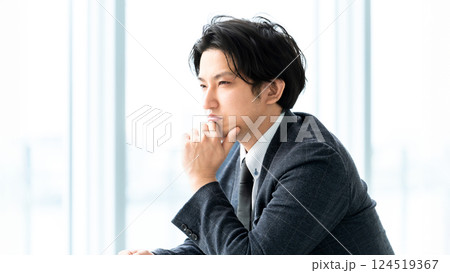 真剣な表情で考える男性ビジネスマン 真剣な表情で考える男性ビジネスマン 124519367
