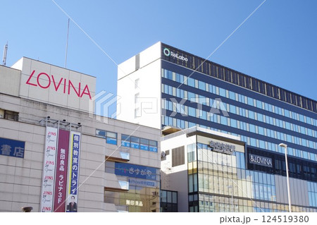 青森の駅　青森駅ビルラビナと青森駅東口ビルの壁面看板 124519380