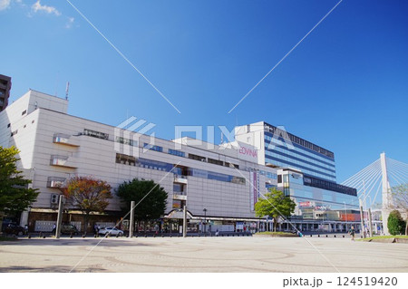 青森の駅　晴れた日の青森駅　青森駅ビルラビナと青森駅東口ビル 124519420