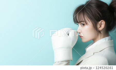 仕事で闘志を燃やす女性リーダーの姿 124520281