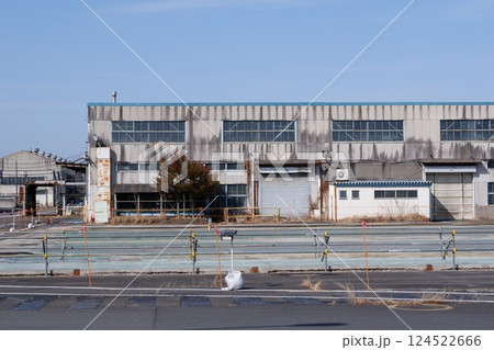閉鎖され解体を待つ日野自動車本社工場 124522666