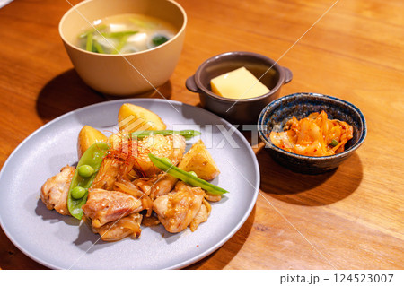 鶏肉とじゃがいもの和風炒め定食 124523007
