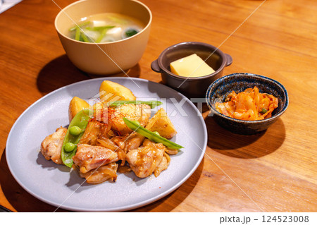 鶏肉とじゃがいもの和風炒め定食 124523008