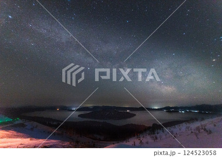 天の川と屈斜路湖 124523058