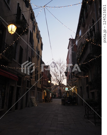 夕暮れの街に輝く街灯 124523851