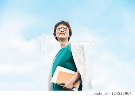 キャリアウーマンの青空ポートレート キャリアウーマンの青空ポートレート 124523964