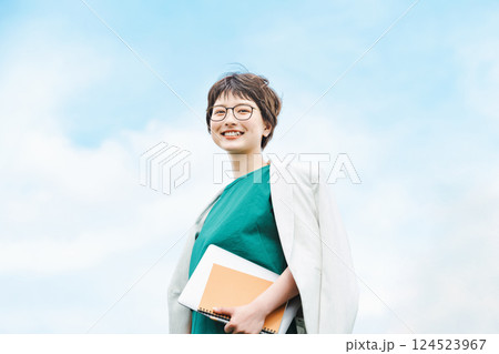 キャリアウーマンの青空ポートレート キャリアウーマンの青空ポートレート 124523967