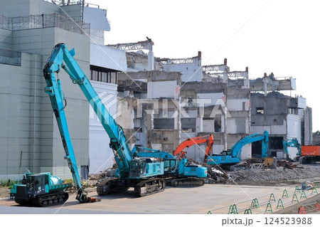 鉄筋コンクリート建物の解体工事現場 124523988