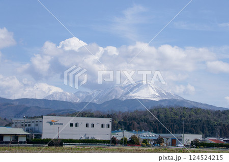 北国街道沿いの工場群と伊吹山 北国街道沿いの工場群と伊吹山 124524215