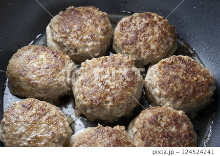 レンコンの肉詰め、調理シーン。 レンコンの肉詰め、調理シーン。 124524241