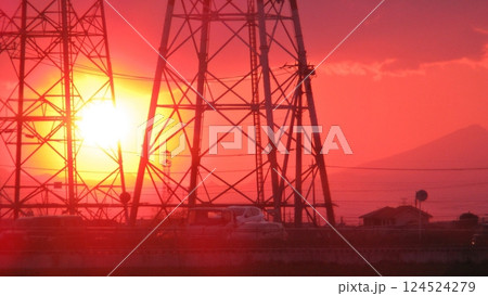 354バイパス 鉄塔 夕焼け(2017.4.2) 夕陽を浴びる354バイパスと送電鉄塔 夕暮れ景観 354バイパス 鉄塔 夕焼け(2017.4.2) 夕陽を浴びる354バイパスと送電鉄塔 夕暮れ景観 124524279