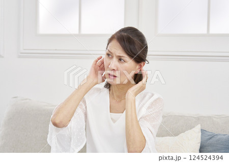 シニア女性　突発性難聴　リビング 124524394