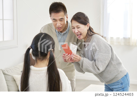 孫にお年玉にあげる祖母と祖父 124524403