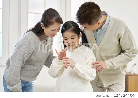 孫にお年玉にあげる祖母と祖父 124524404