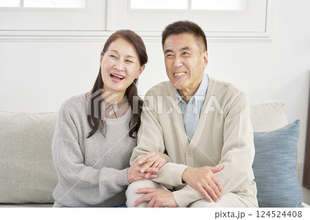 シニアの夫婦 ポートレート リビング シニアの夫婦 ポートレート リビング 124524408