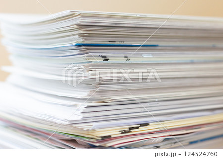積み重ねたたくさんの紙 書類  積み重ねたたくさんの紙 書類  124524760