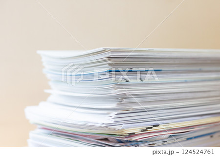 積み重ねたたくさんの紙 書類  124524761