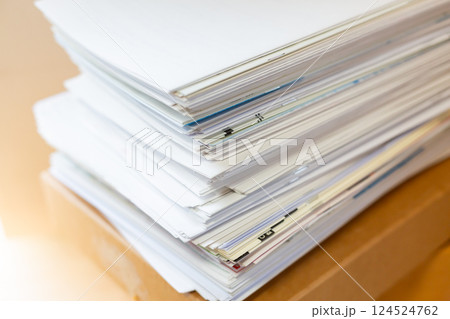 積み重ねたたくさんの紙 書類  124524762