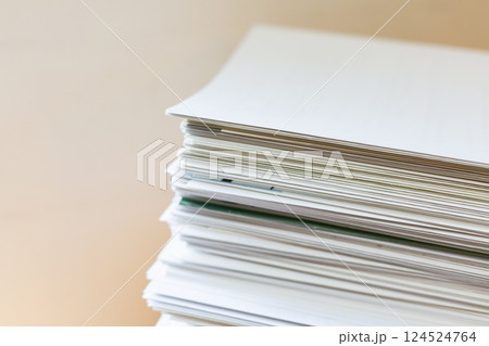 積み重ねたたくさんの紙 書類  積み重ねたたくさんの紙 書類  124524764