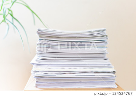 積み重ねたたくさんの紙 書類  積み重ねたたくさんの紙 書類  124524767