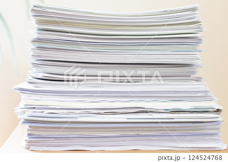 積み重ねたたくさんの紙 書類 積み重ねたたくさんの紙 書類 124524768