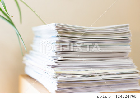 積み重ねたたくさんの紙 書類  124524769