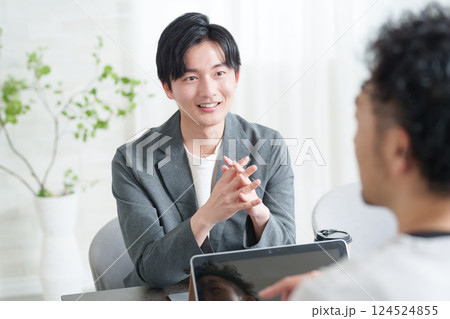 会議する男性ビジネスマン 会議する男性ビジネスマン 124524855