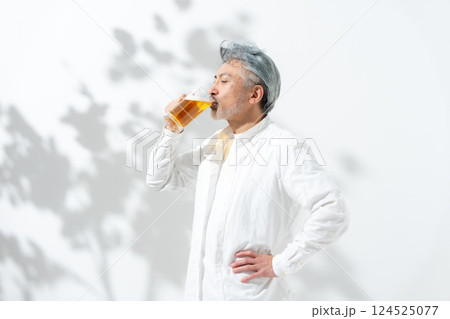 男性 ビール 男性 ビール 124525077