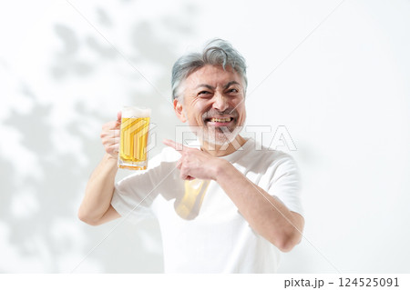 男性　ビール 124525091