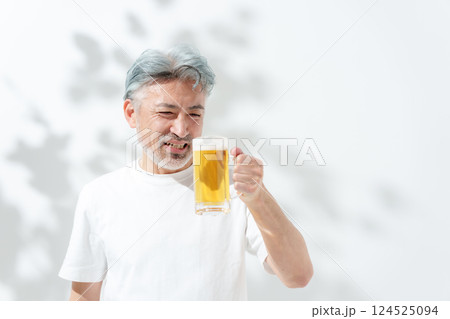男性　ビール 124525094