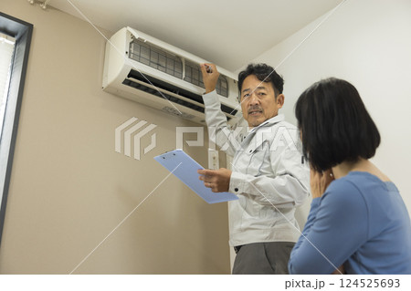 エアコンの点検をする作業員 エアコンの点検をする作業員 124525693