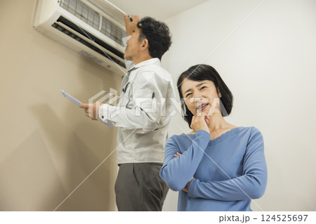 エアコンの点検をする作業員 124525697