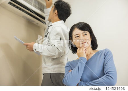 エアコンの点検をする作業員 124525698