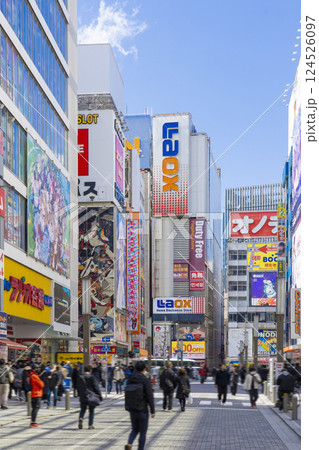 秋葉原駅前の電気街の風景 秋葉原駅前の電気街の風景 124526097