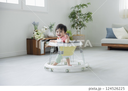 歩行器で歩く赤ちゃん 124526225