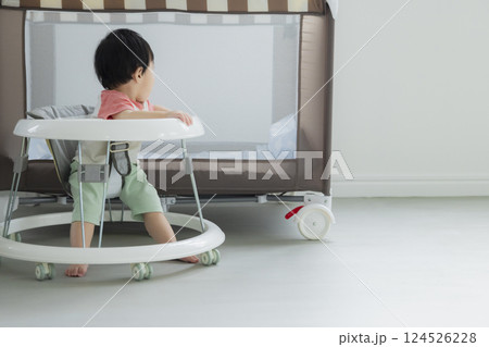 歩行器で歩く赤ちゃん 歩行器で歩く赤ちゃん 124526228