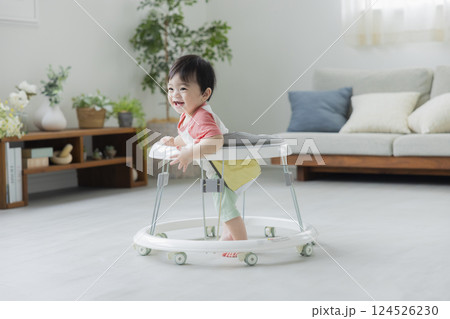 歩行器で歩く赤ちゃん 歩行器で歩く赤ちゃん 124526230