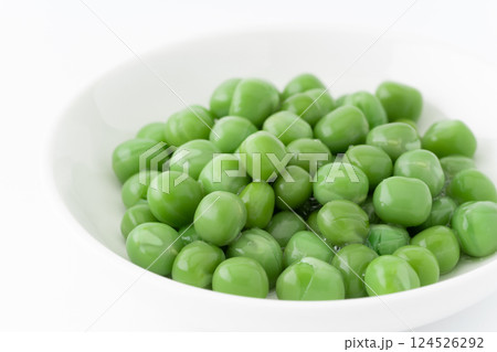 お皿に入ったグリーンピース（加熱済み） 124526292