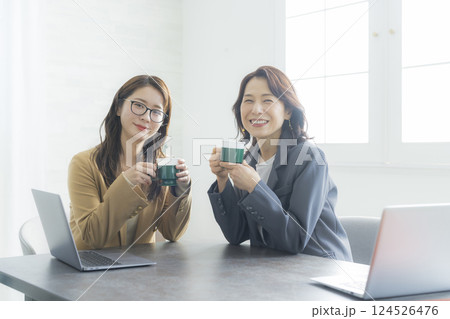 打ち合わせをするビジネスウーマン　　 124526476