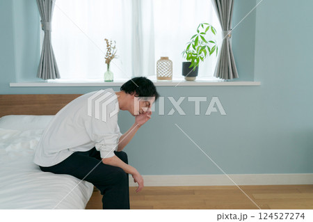 体調不良の若い男性 体調不良の若い男性 124527274