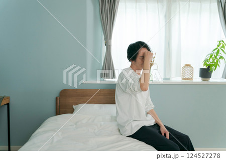 体調不良の若い男性 体調不良の若い男性 124527278