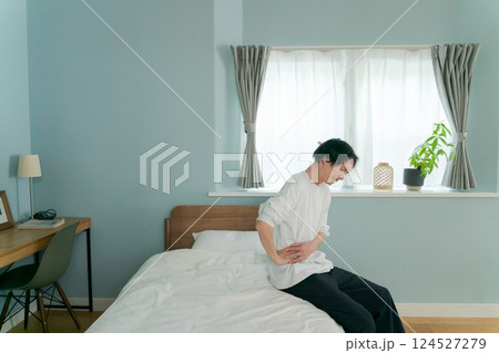 体調不良の若い男性 124527279