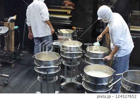 お菓子の製造工場 124527652